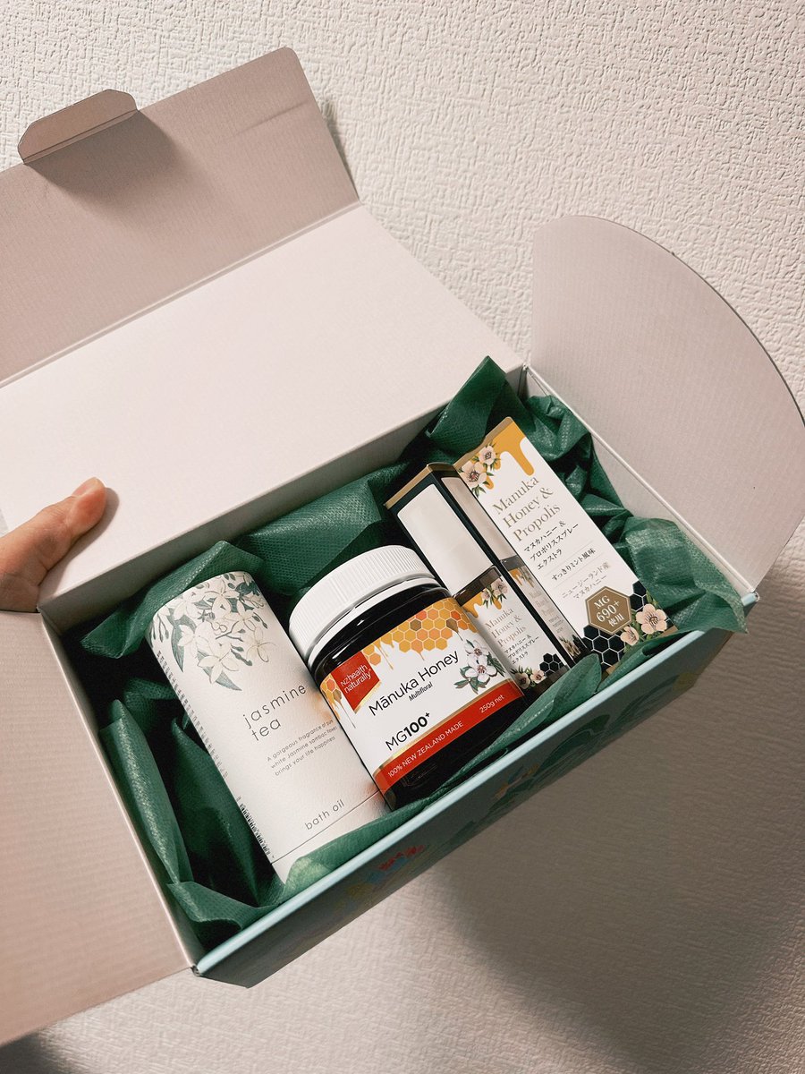 MIYUからスキンケアセット🧴✨
MIOからハチミツとバスオイル🍯🛁の
誕生日プレゼントいただきました🎁
女子力高い🫶
嬉しいです✨✨ありがとう！
23歳頑張ります！
これからもよろしく🤘🔥