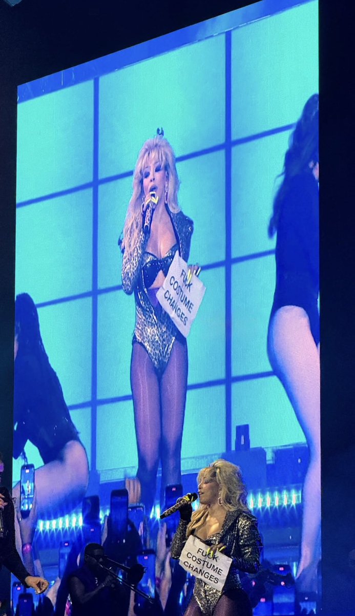 TheKittensRoom's tweet image. .@DojaCat responded to backlash from fans with a “F*CK COSTUME CHANGES” sign tonight during her show.