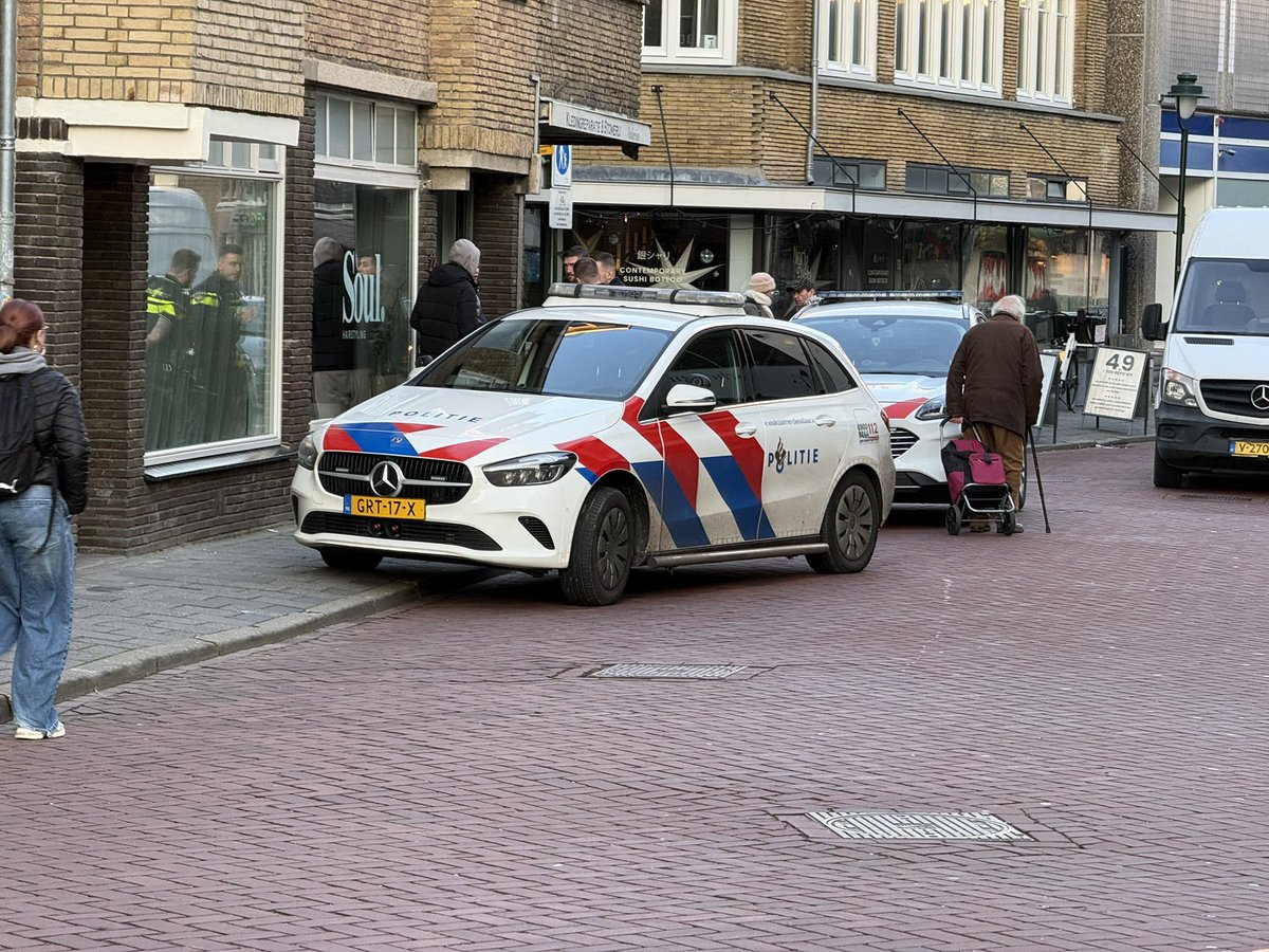 Incident in de Herenstraat, politie ter plaatse in Hilversum