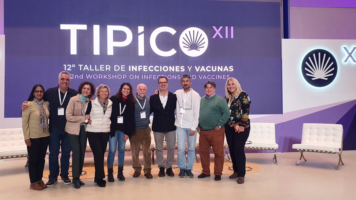 ayanperl's tweet image. Algo tan típico  como el Típico, es llegar a casa y encontrar nuevos libros de mi escritor favorito. Pero, no por típico es monótono, muy al contrario, sigue siendo una promesa de amor eterno 🩷❤️💙🩵