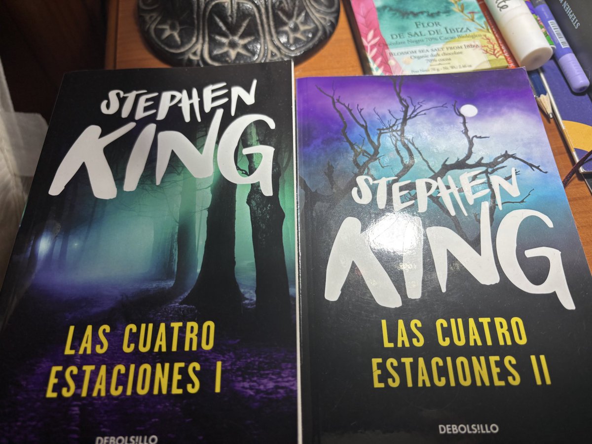 ayanperl's tweet image. Algo tan típico  como el Típico, es llegar a casa y encontrar nuevos libros de mi escritor favorito. Pero, no por típico es monótono, muy al contrario, sigue siendo una promesa de amor eterno 🩷❤️💙🩵