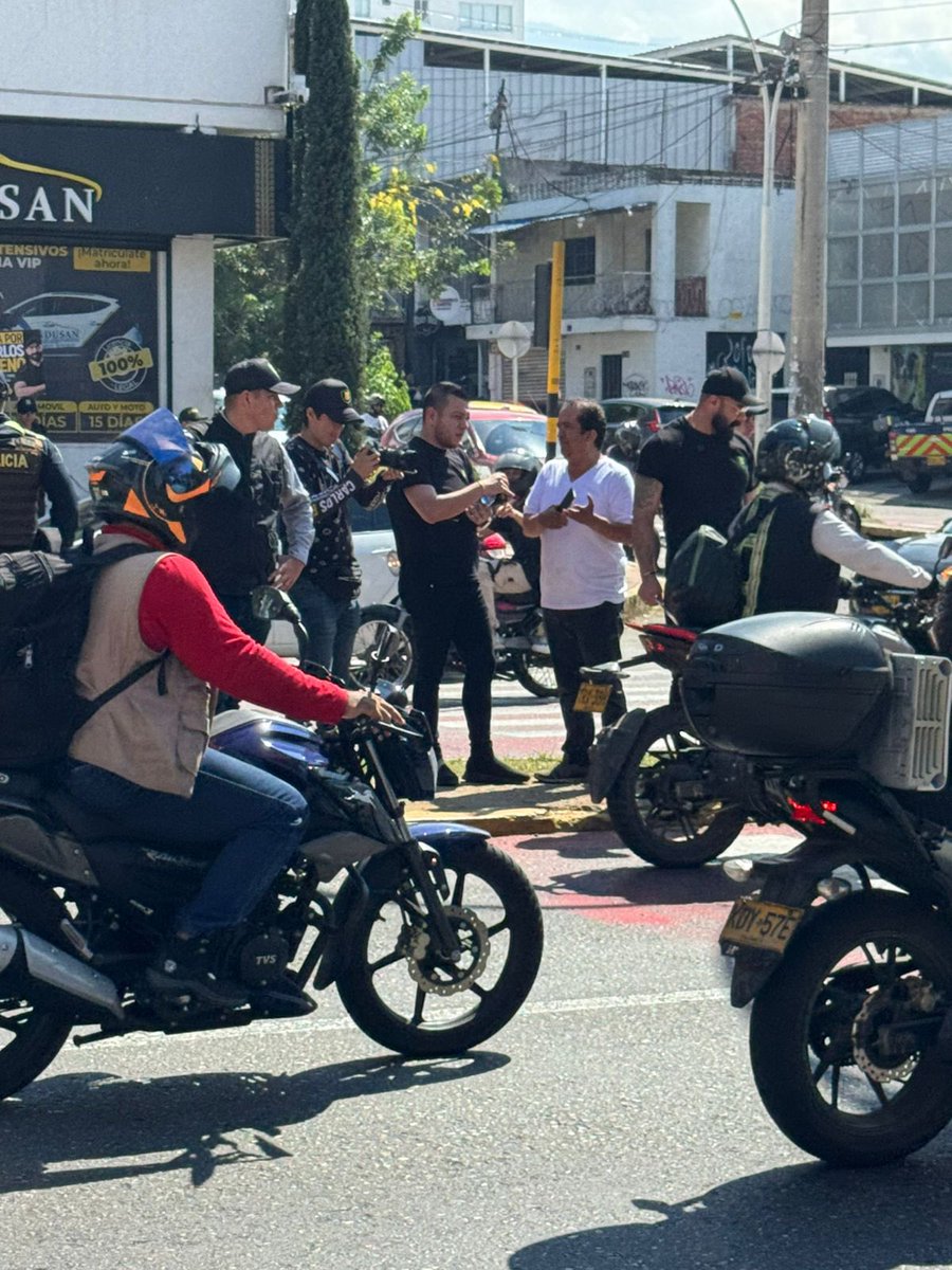 El senador más antipetrista de Colombia, el santandereano <a href="/JotaPeHernandez/">Jota Pe Hernández</a>, regresa a Bucaramanga para respaldar decididamente a El Barbas, <a href="/cebuenocad/">Carlos Bueno</a>, para que se convierta en el nuevo alcalde de la Ciudad Bonita. 

A esta hora del sábado, El Barbas y JP recorren sitios