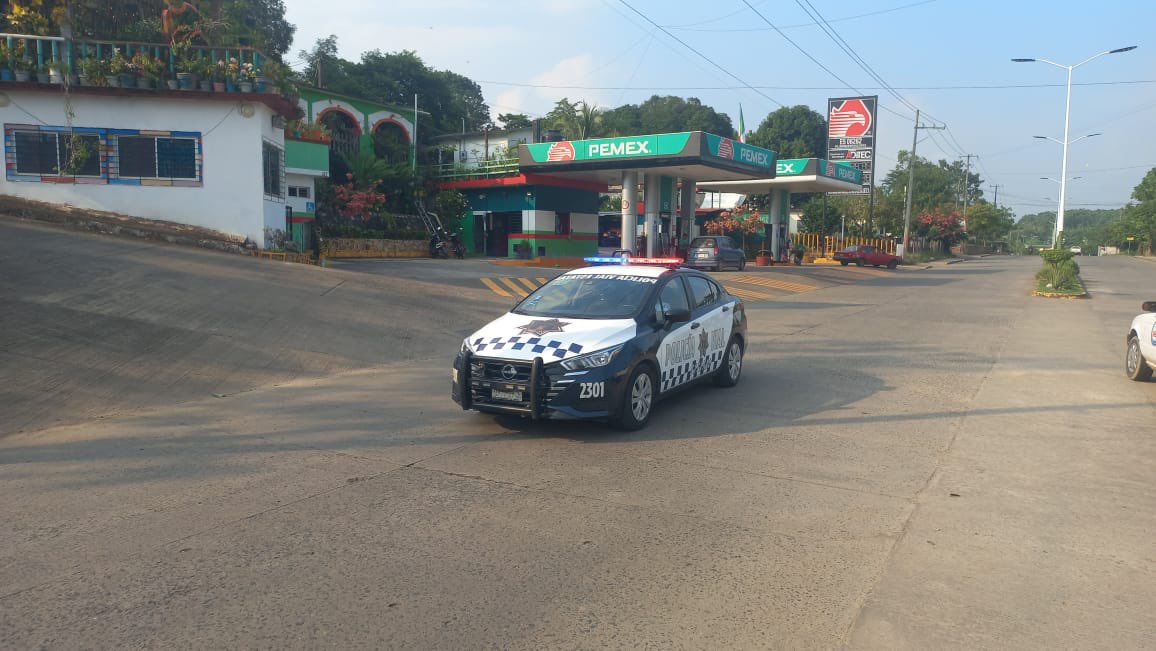 SSPC_GobOax's tweet image. A través de nuestras corporaciones 🚓 mantenemos acciones preventivas y disuasivas tanto en la zona centro, colonias y periferia del municipio de San Miguel Soyaltepec. 🚨

#EstamosContigo cuidándote 👮‍♀️👮‍♂️, así mismo te recomendamos evitas manejar cansado o bajo los efectos del…