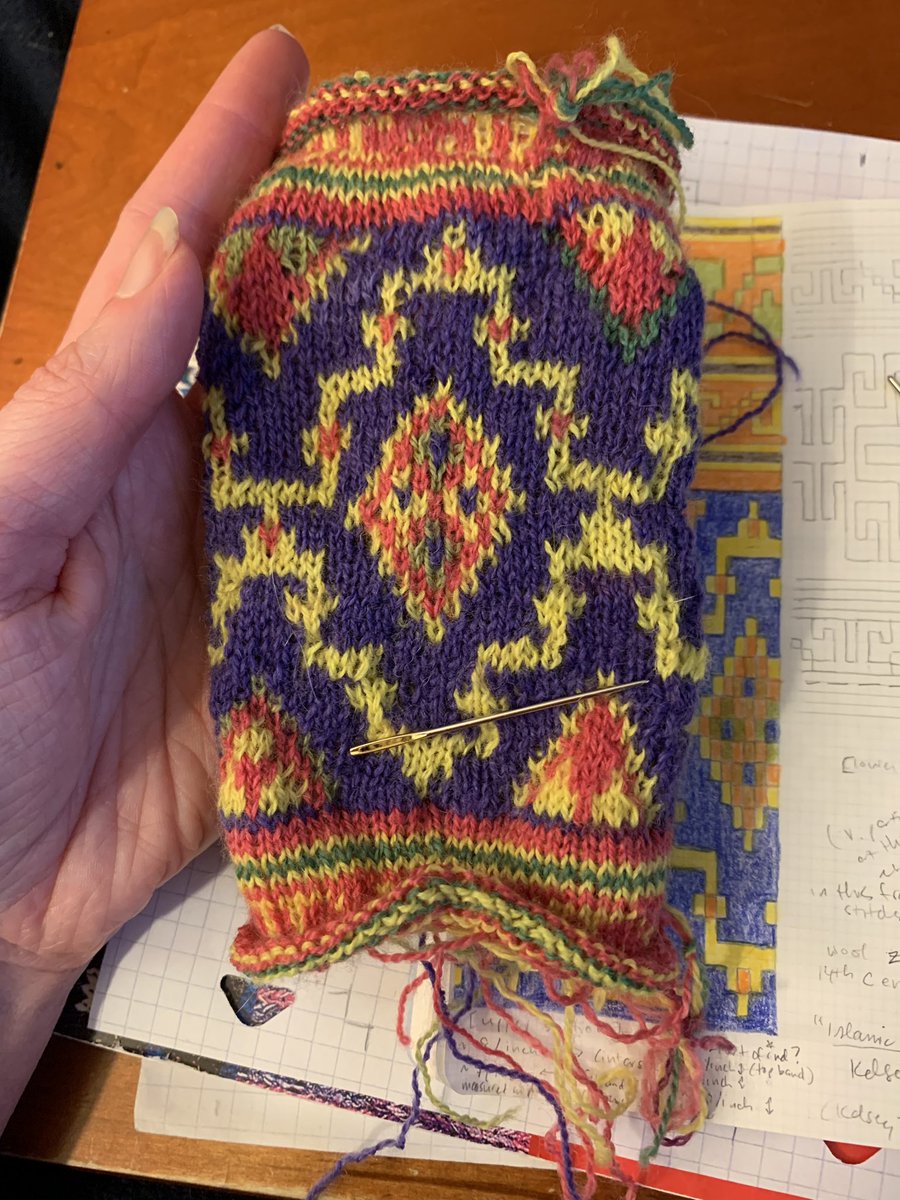 the_spiderwife's tweet image. ok I won&apos;t lie, this part is really hard and almost makes me wish the piece was NOT a tube

but that&apos;s mostly because of my uneven knitting and trying to fix it, not the actual duplicate stitch technique