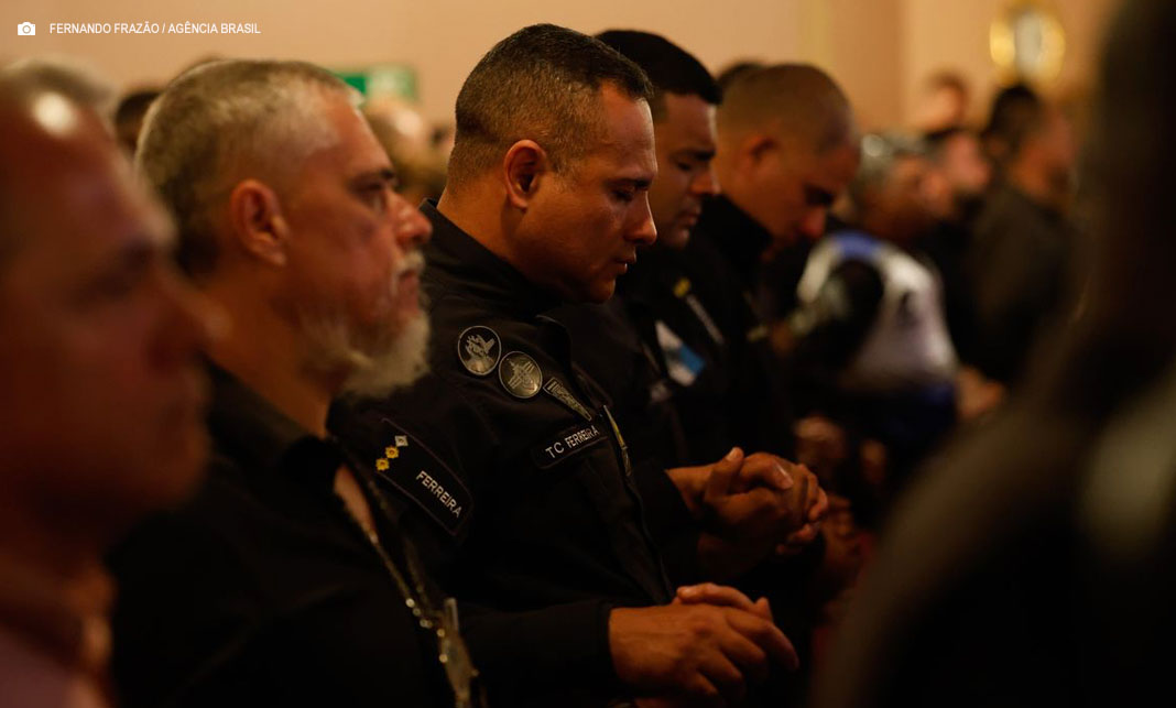 PDNewsBR's tweet image. Policial civil baleado em operação no Rio morre após quase um mês de internação

politicadistrital.com.br/policial-civil…

#CLAUDIOCASTRO #OPERAçãOCONTENçãO #POLíCIACIVILRJ #RIODEJANEIRO #SEGURANçAPúBLICA