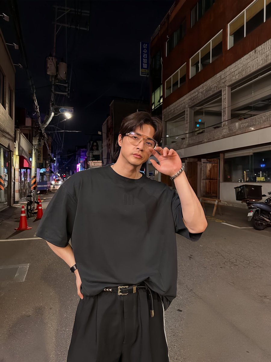 vnghtsky's tweet image. ⠀⠀⠀

                                               Night walk —
                                   City lights, steady pace.