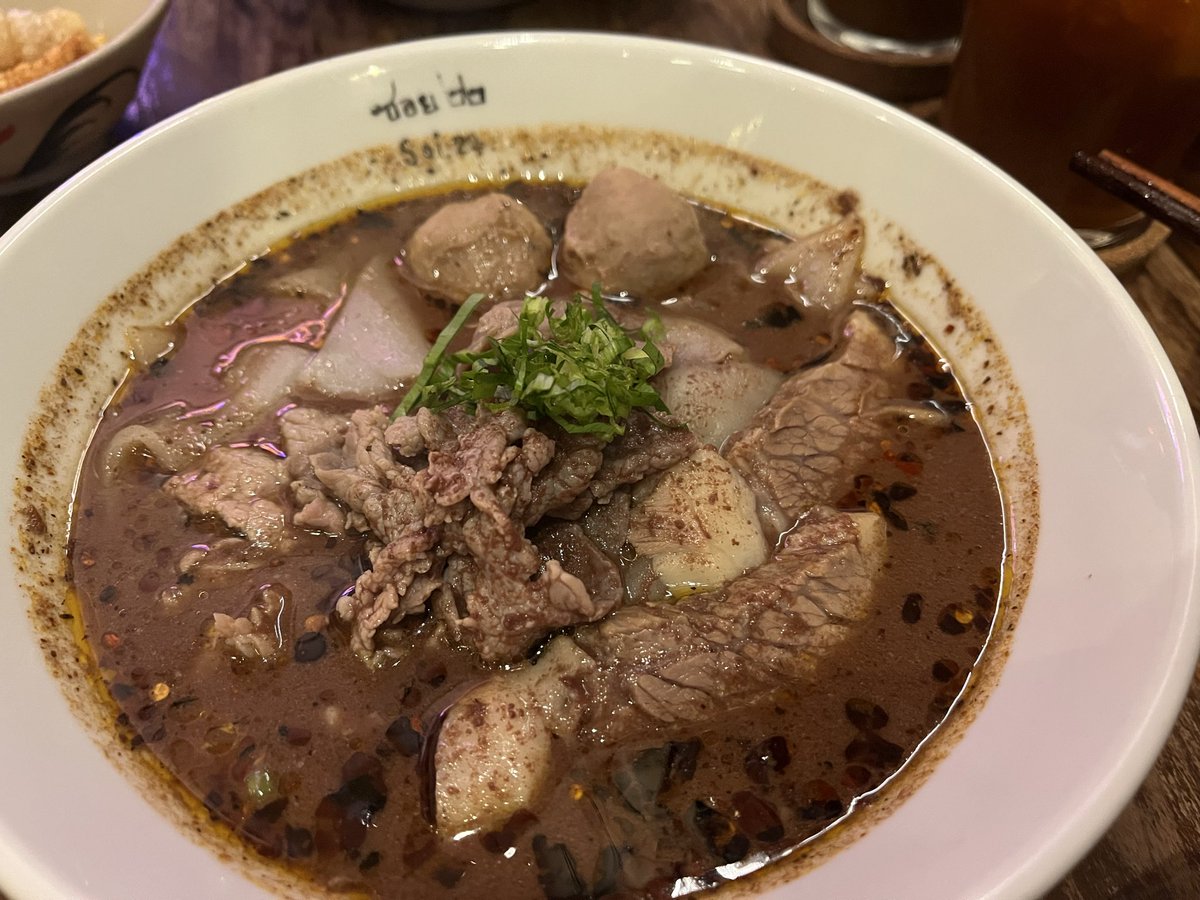 いつも行列になっていて気になっていたsoi22へ🇹🇭🐘

店員さんも優しかったし、お客さんもタイ人ばかりで、コスパも良く美味しくてリピ確定🤩

和牛もあるみたいだけど、私は３種類の牛肉の太麺で14.8€

３時間子なし時間を満喫できて幸せ🥺🩷さて、シャワー浴びてパッキング再開するぞ！