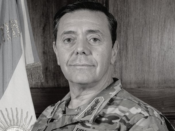 BiondiniCesar's tweet image. Ahora que asume un militar como el general Presti en el ministerio de Defensa, veremos si se planta para resolver el vaciamiento de IOSFA, los salarios miserables y la interminable sangría de oficiales y suboficiales de las FFAA.
El juramento es servir a la Patria, no al régimen