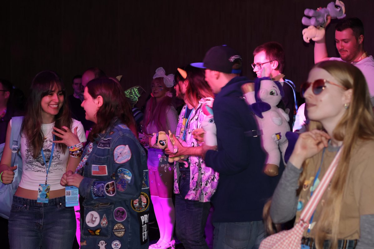 At this year’s #UKPonyCon2025 We had a pony music concert on the Friday &amp; Saturday! Did you go to Friday’s ‘Jungle Jam’ ? You may be in LeOebele’s photo gallery here: flic.kr/s/aHBqjCxKzq more photos from our convention photography team - coming soon! 📸 <a href="/LeOebele/">Sirus/LeOebele</a> 📸