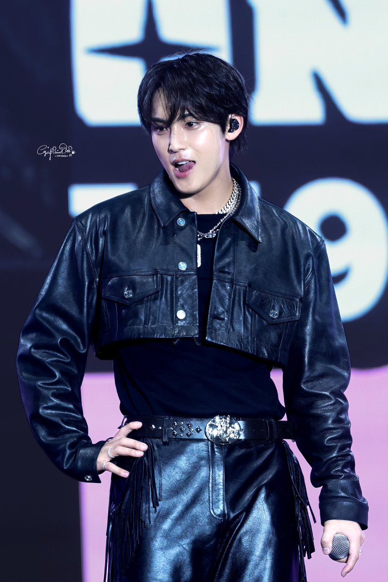 gyunrio's tweet image. his stylists really did their big one with this look im so obsessed, his makeup, his hair, the outfit and everything is perfect