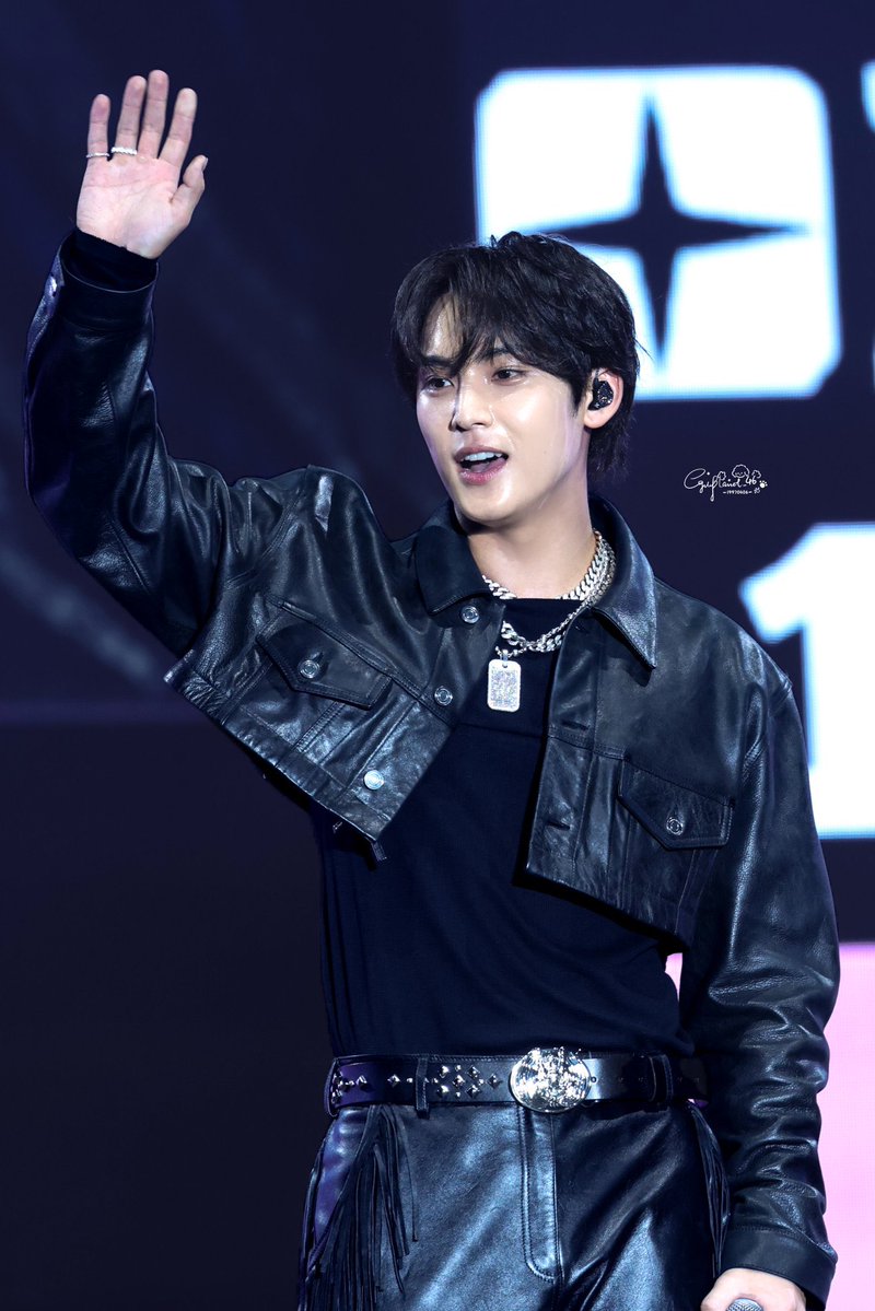 gyunrio's tweet image. his stylists really did their big one with this look im so obsessed, his makeup, his hair, the outfit and everything is perfect