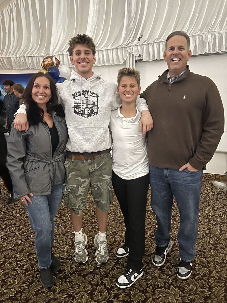 What an amazing night. It was awesome to celebrate the year with my family. I was not on my tippy toes I promise 😂. Me and <a href="/Anthonyeby3/">Anthony Eby</a> each got first team all league and offense and defense player of the year.  Boulder strong 💪🏼💙
