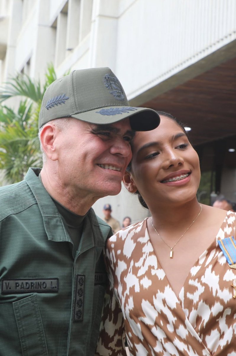 JPActivista's tweet image. Aceptar una distinción de Vladimir Padrino López, uno de los principales responsables de la maquinaria represiva, no es un gesto de humildad ni de cultura: es convertirse en pieza de un aparato que utiliza el arte como propaganda y lavado de imagen.