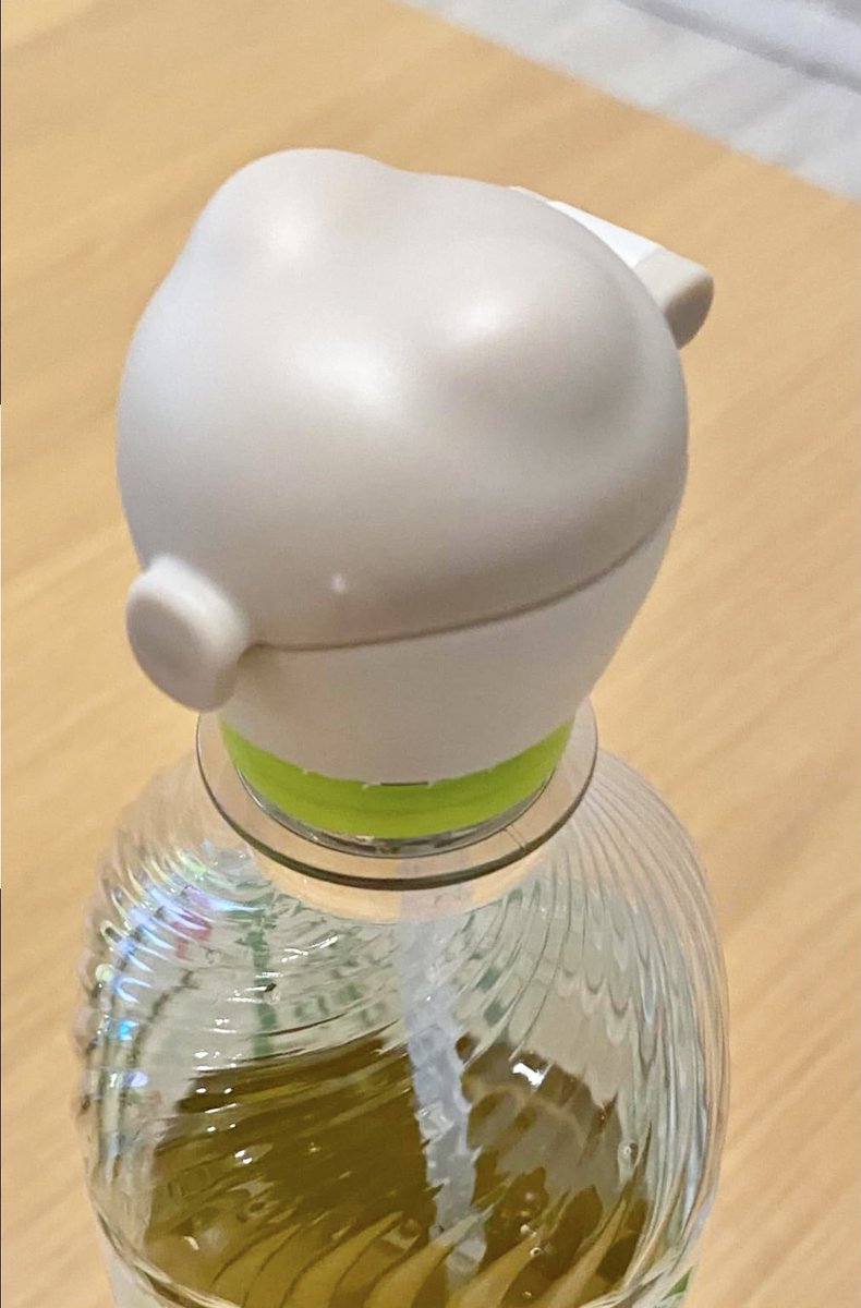 gadgetotaku0307's tweet image. 入院中、医療にも看護師さんにも全力で助けられたんだけど…『生活部分』を救ってくれたのはこのストローだった。上体起こすのもしんどい日、これ付けたら寝たままペットボトル完走できるの反則。おもりが勝手に追従してくるの意味わからん。
ガジェットとして普通に天才。
退院後もずっと使ってる。