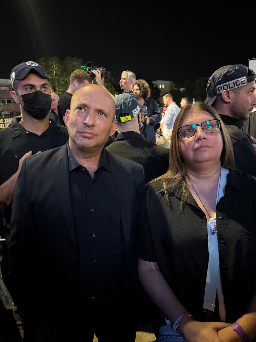 avior947's tweet image. בנט תמיד מסתכל למעלה כי הוא איש קטן?!