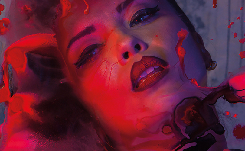 Nosolorol's tweet image. ¿Estás buscando un #JuegodeRol que te ayude a comenzar en #V5? #SangreNueva es una guía de iniciación que te da la bienvenida a #MundodeTinieblas y #Vampiro: #LaMascarada.

🎲 nosolorol.com/es/vampiro-la-…

#SéQuiénTúQuieras #MuchoRol #JuegosDeRol #Rol #RPG #TeFaltaRol #Vamily