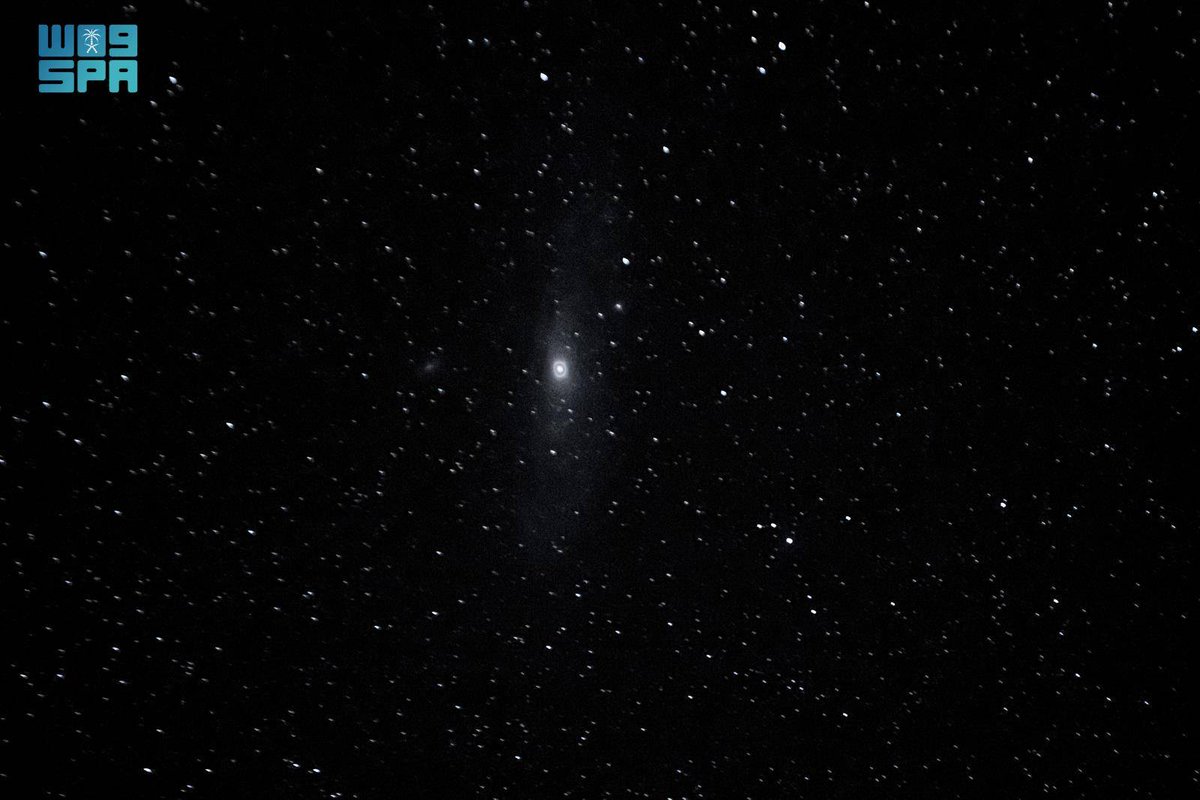 رُصِدت مجرة أندروميدا في سماء منطقة الحدود الشمالية في #السعودية، في مشاهد تؤكّد صفاء الأجواء وانخفاض معدلات التلوّث الضوئي في المنطقة، ما يجعلها بيئة ملائمة لمراقبة الأجرام السماوية.