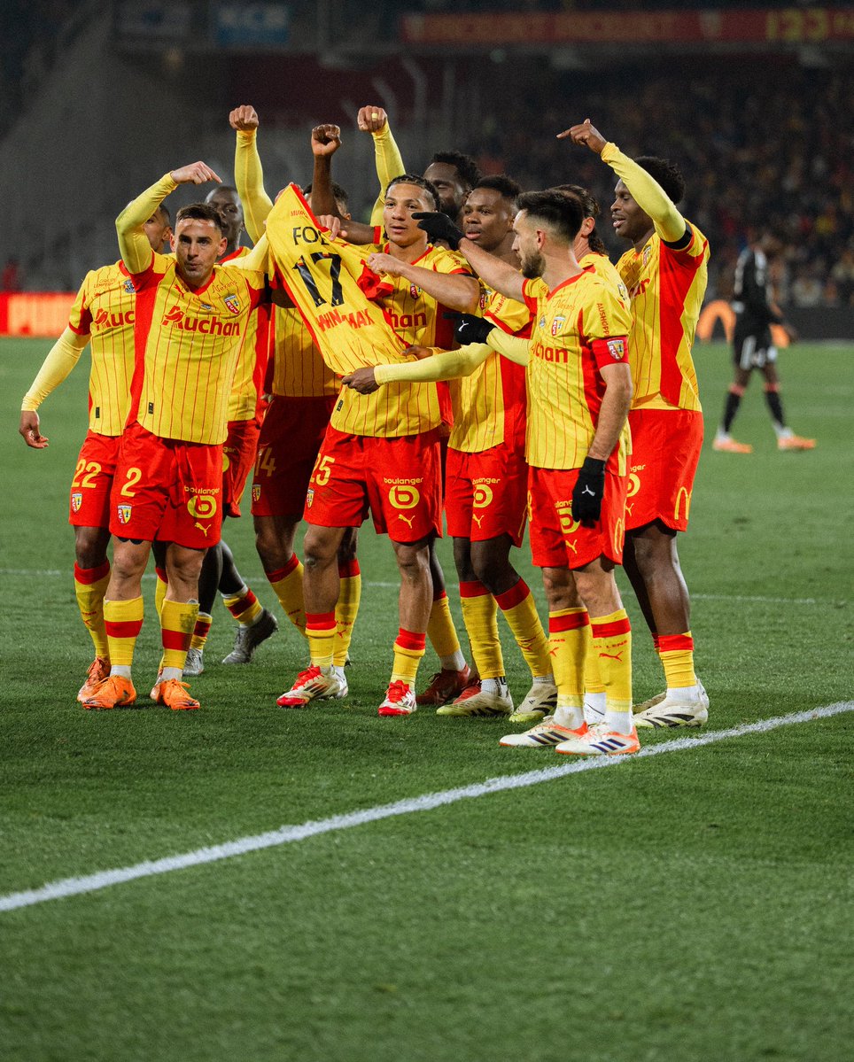 msangare2002's tweet image. Très gros performance de toute l’équipe surtout dans un match un peu spécial ce 3 points elle est pour tout ces personnes Disparu 🕊️❤️

Et merci aux supporteurs pour ce ambiance incroyable 😍💪🏾

On continue de travailler le meilleur reste à venir ❤️💛