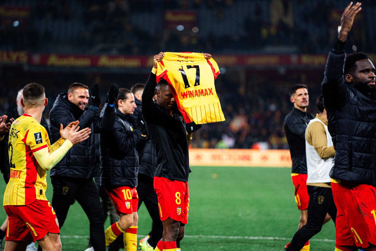 msangare2002's tweet image. Très gros performance de toute l’équipe surtout dans un match un peu spécial ce 3 points elle est pour tout ces personnes Disparu 🕊️❤️

Et merci aux supporteurs pour ce ambiance incroyable 😍💪🏾

On continue de travailler le meilleur reste à venir ❤️💛