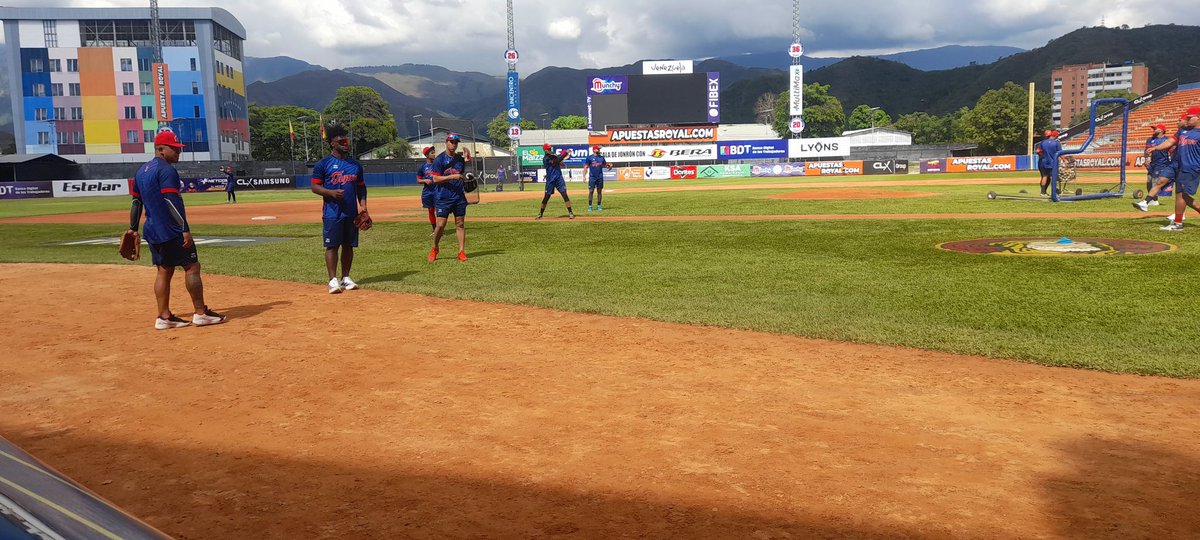EDeportesfm's tweet photo. Listos para el Leones-Tigres desde el JPC de Maracay 

¡Siempre En La Jugada! https://t.co/5VxgVKEJZ7