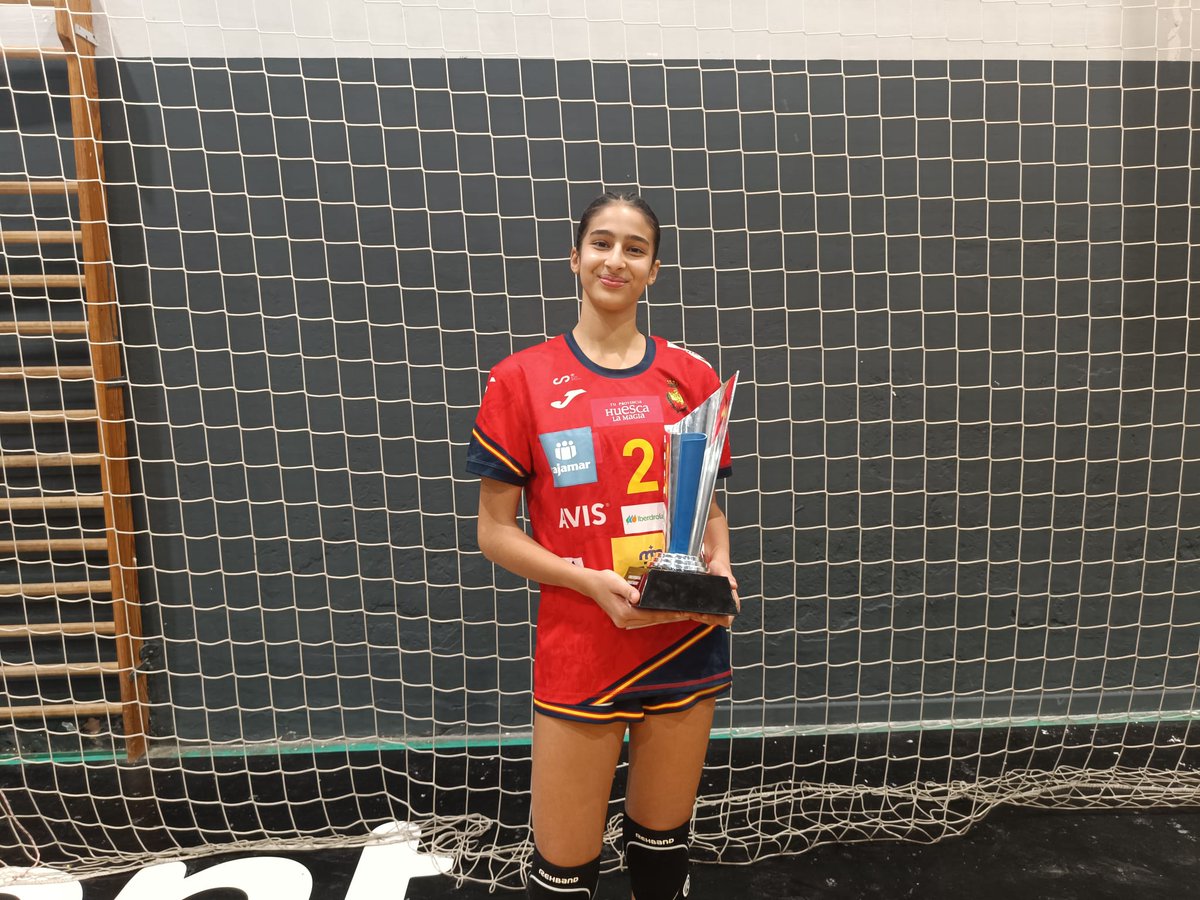 cbmcolores's tweet image. Nuestra jugadora Salma Idrissi se proclama vencedora del Torneo 4 Naciones con las #GuerrerasPromesas tras empatar a 25 tantos España contra Suiza en la última jornada. ¡Enhorabuena, Salma! #SientelosColores #SomosdeColores