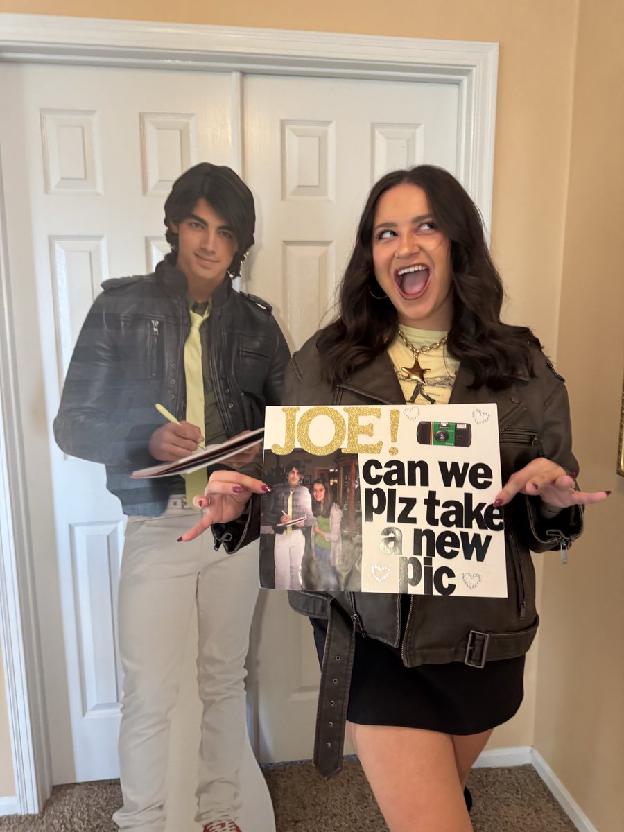 jenbonifield's tweet photo. Hi @joejonas see you in CINCY tonight! @jonasbrothers https://t.co/kn6iTWwewV
