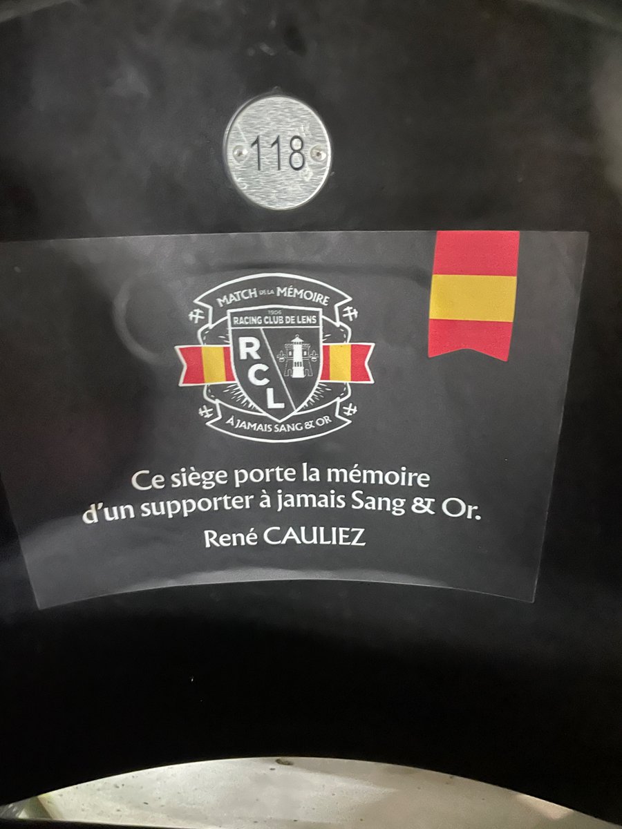 EmelineBulcourt's tweet image. En Trannin ce soir, si des proches de ce monsieur se reconnaissent… ❤️💛#MatchDeLaMémoire #RCLRCSA #rclens