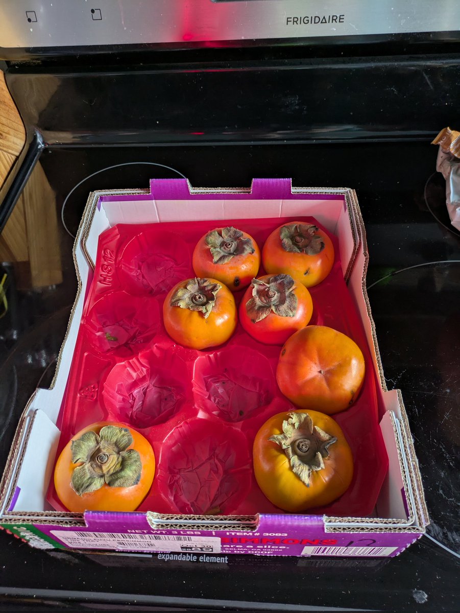 TooFineDIVINE's tweet photo. Eating fuyu persimmons without any prep as someone from the Midwest was totally alienating... Yet totally life changing #ventura https://t.co/mg0PxFemhp