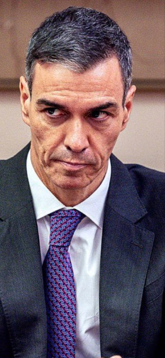 Jhoncrack_4's tweet image. Y es q cuando tu único alimento es el poder, pasa factura. No come, no duerme, no vive; solo calcula, miente y pacta con quien haga falta. Ese deterioro no es &quot;cansancio de tanto trabajar por España&quot; (por favor). Es el precio q paga el cuerpo cuando la ambición te come por dentro