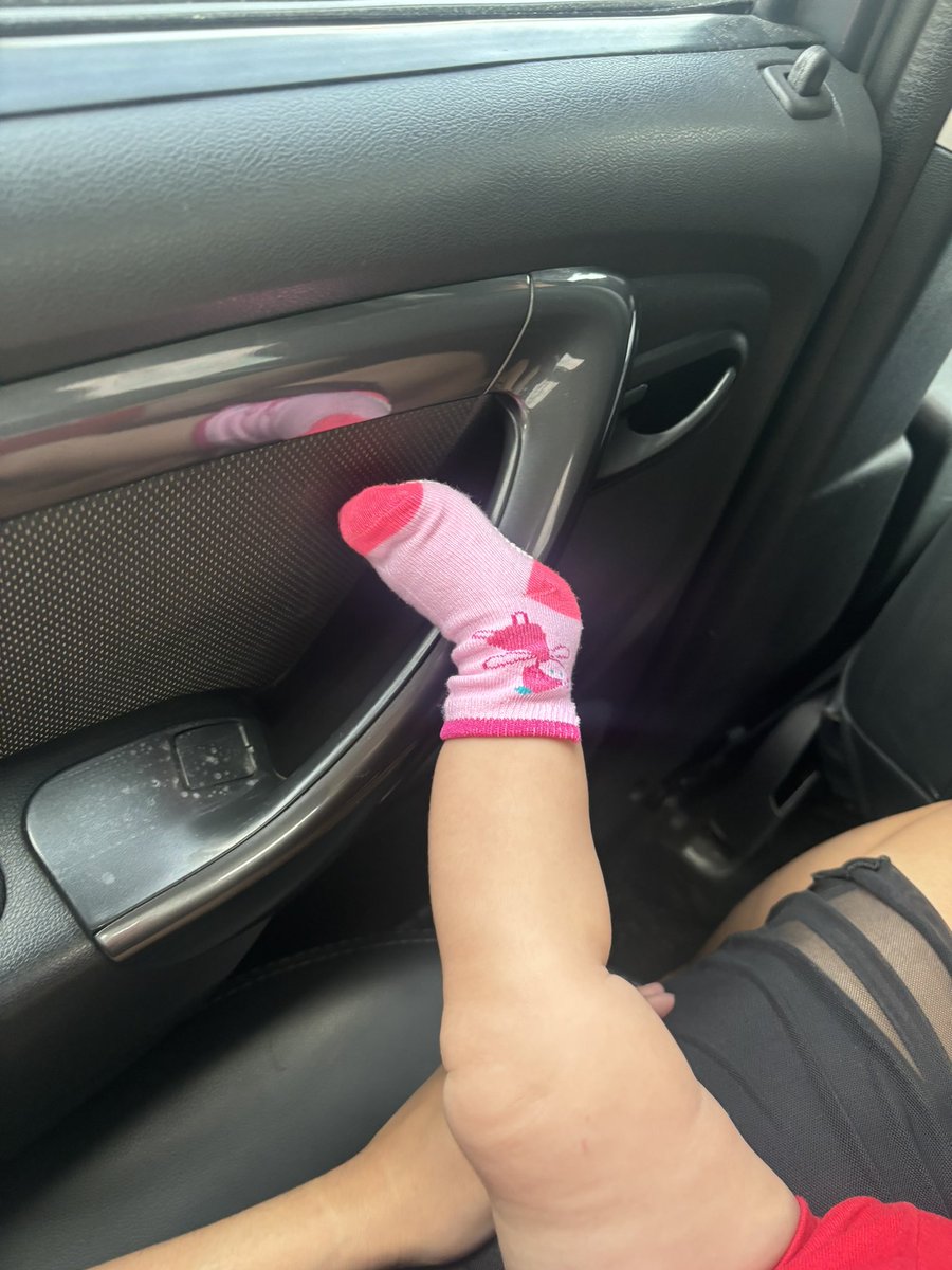 isafmiguel's tweet photo. minha filha no uber kkkkkk https://t.co/ziVejrRaFp