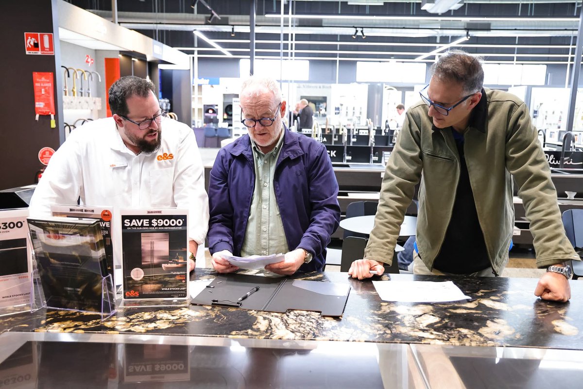 To celebrate Black Friday sales at E&amp;S Trading, <a href="/3AW693/">3AW Melbourne</a> setup an OB in their Epping showroom and <a href="/PeakHourImages/">Peak Hour Images</a> went along and captured these amazing moments 😀