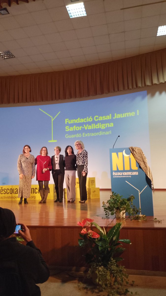 Sempre és bonic acompanyar a <a href="/escolatv/">Escola Valenciana</a> en la seua Nit, però enguany especialment amb el reconeixement al <a href="/casalsafor/">Casal de Gandia</a>. Treballar mà a mà i compartir fites dins sentit a l'activisme.

Enhorabona igualment a la <a href="/cgonzaloanaya/">Confederació d'AMPA Gonzalo Anaya</a> i <a href="/ivanesteve_/">Ivan Esteve</a> 

#FemPaís