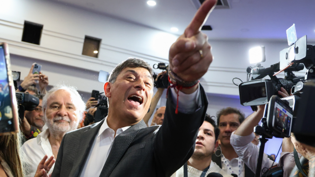 Cooperativa's tweet photo. #Cooperativa90 "Un 75% de los votantes PDG va por nulo o blanco": Parisi critica trabajo "débil" de Jara y Kast https://t.co/yJi942YGgS https://t.co/1ocssQCpp5