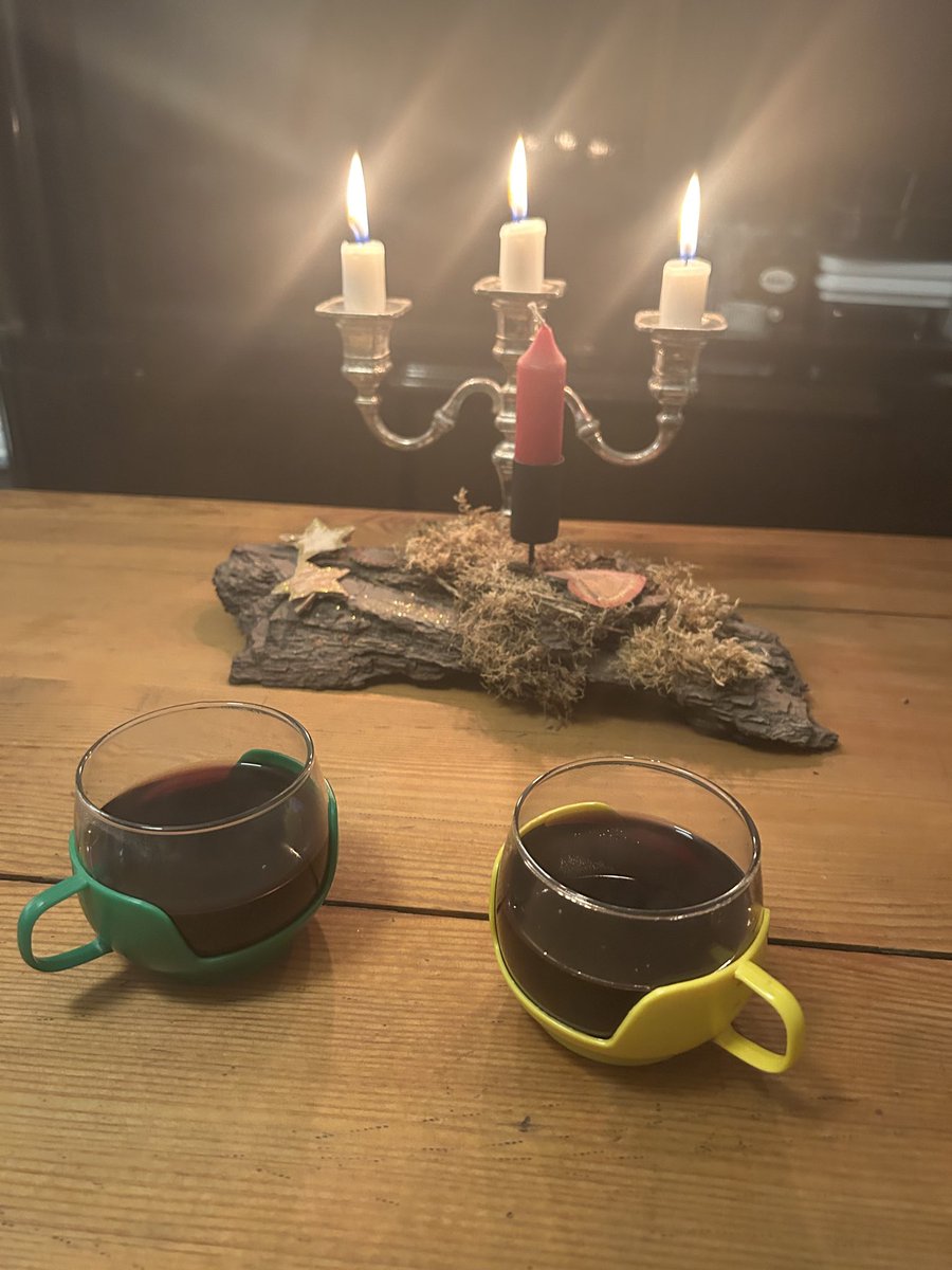 Mit etwas Nostalgie starten wir in die Glühwein Saison ❄️🕯️🥰