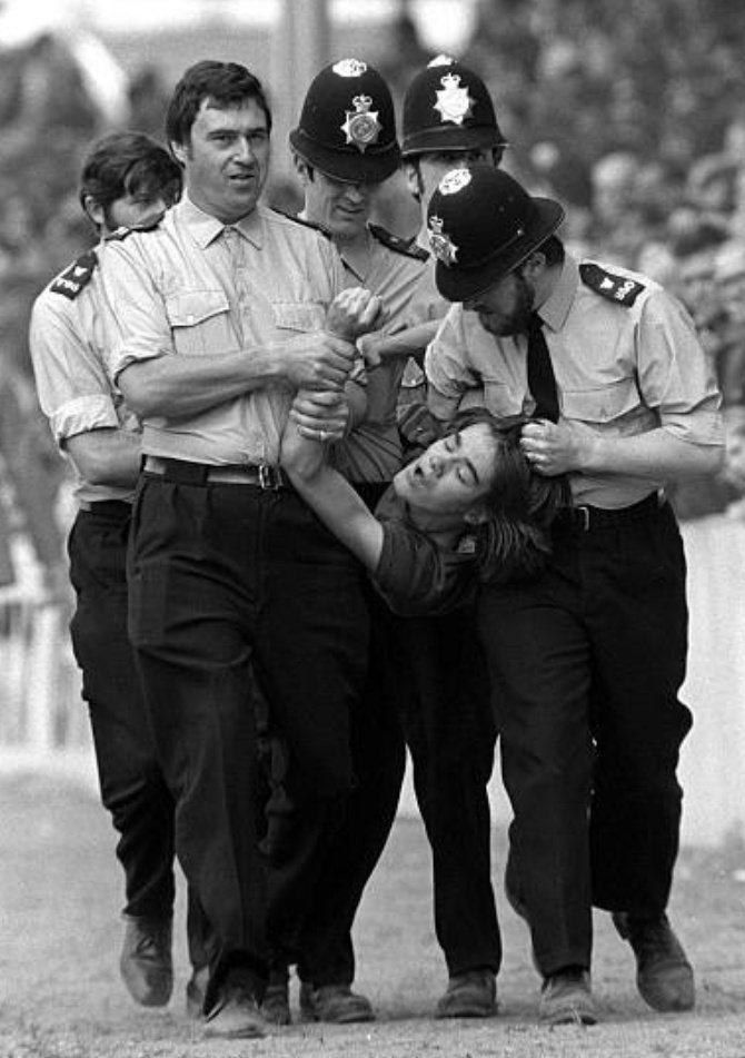 footballmemorys's tweet image. Police eject a Fan during the Swindon Town v Northampton Town clash back in 1976

#STFC  #SwindonTown  #TheRobins #NTFC #NorthamptonTown  #Cobblers #Police #Fans #Trouble