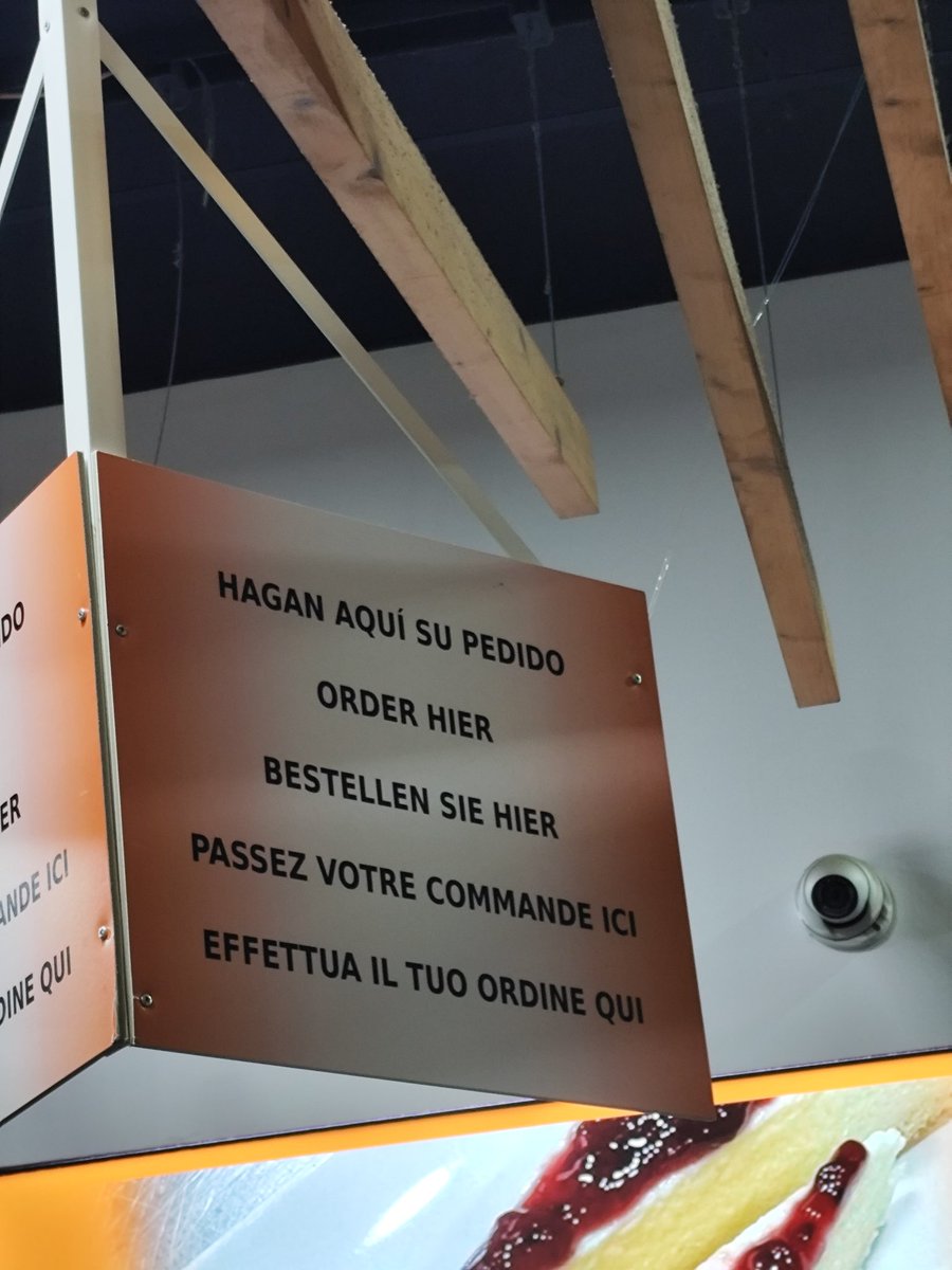 UrbaSanJacobo's tweet image. Querido #vecinos me he ido a tomar algo al #bar de mi amigo Apu y, por lo visto, tiene un #level de inglés alto alto🇻🇪. #solosofá #ingles #pedido