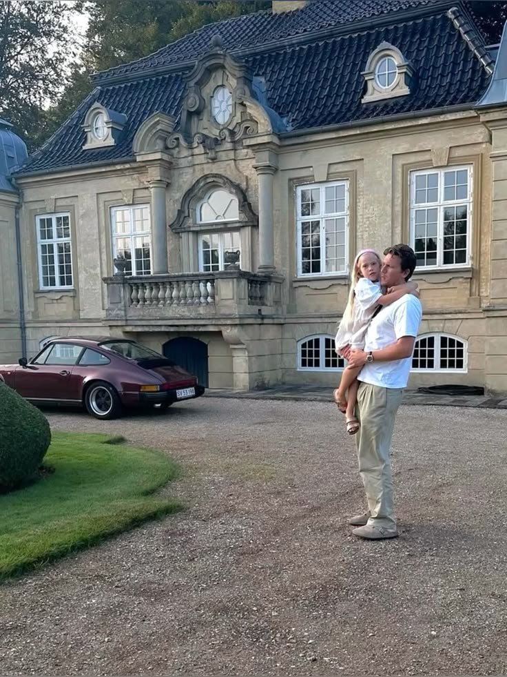 Dynastus's tweet image. 6 wealth rules for ambitious fathers:
• Invest in your kids
• Don't ask friends for discounts
• Never give your kids passive income
• You're only a steward of your family treasury
• Support your allies &amp;amp; community with your wealth
• You can't take it with you, so leave it…