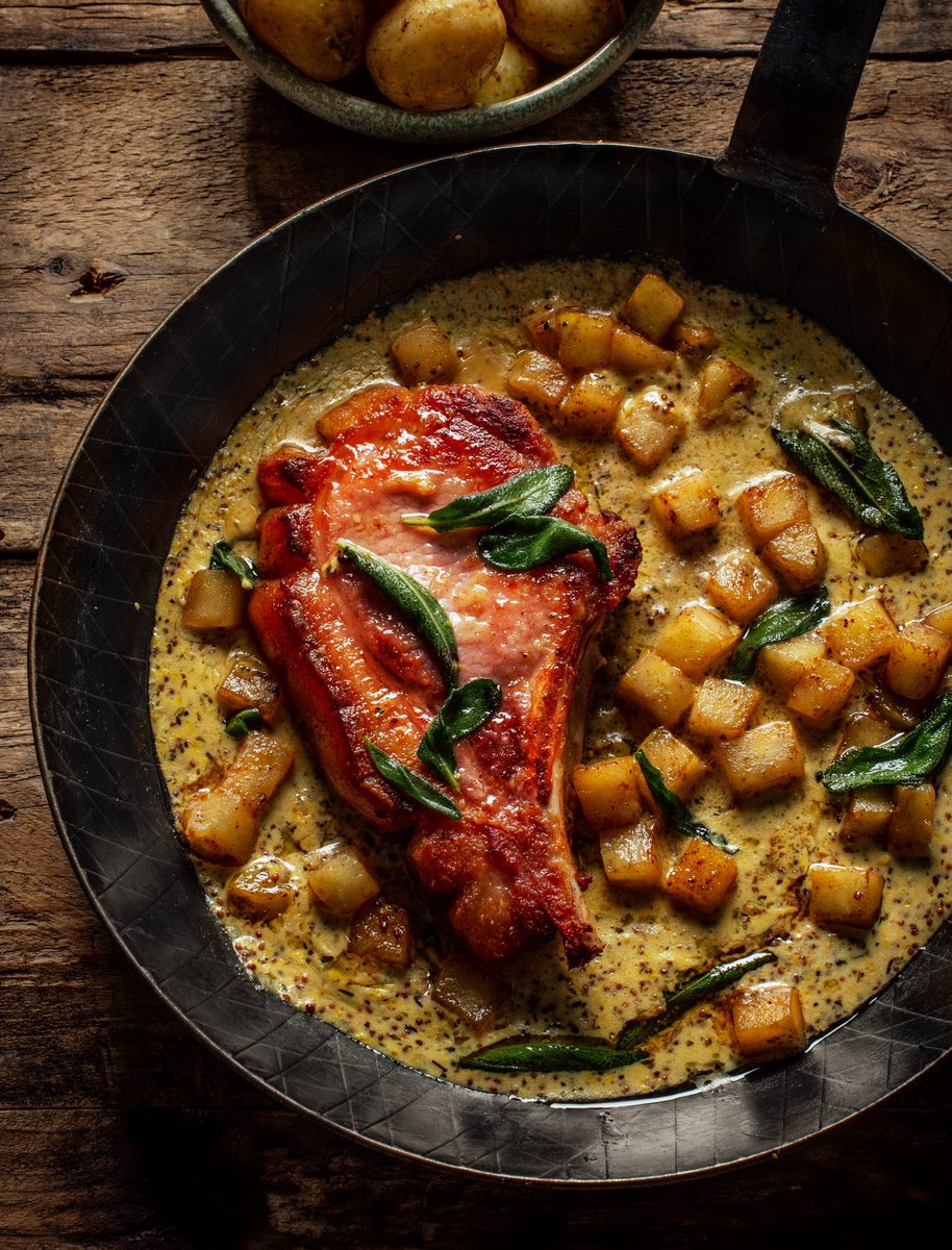 WeeRascal's tweet image. Movie night (Dead Poets Society) with Pork Chop, Parmentier Potatoes and a Mustard and Cider Sauce. This is a Sugar Pit chop from @MeatPeter, and it is glorious. #pork