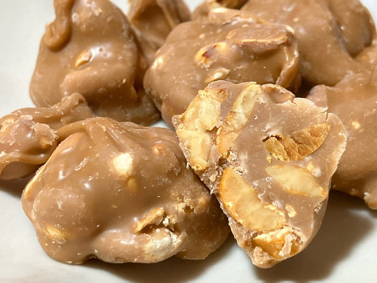 02_z3's tweet image. 正栄デリシィ ピーブロ ピーナッツバター風味。カリカリのピーナッツがゴロゴロ入って、ナッツの香ばしい風味とホワイトチョコのような甘さが口いっぱいに広がる。ピーナッツバターをそのまま食べるような濃厚さで、食感が良くほんのりとした塩味も相まって止まらないおいしさ。あっという間に完食。