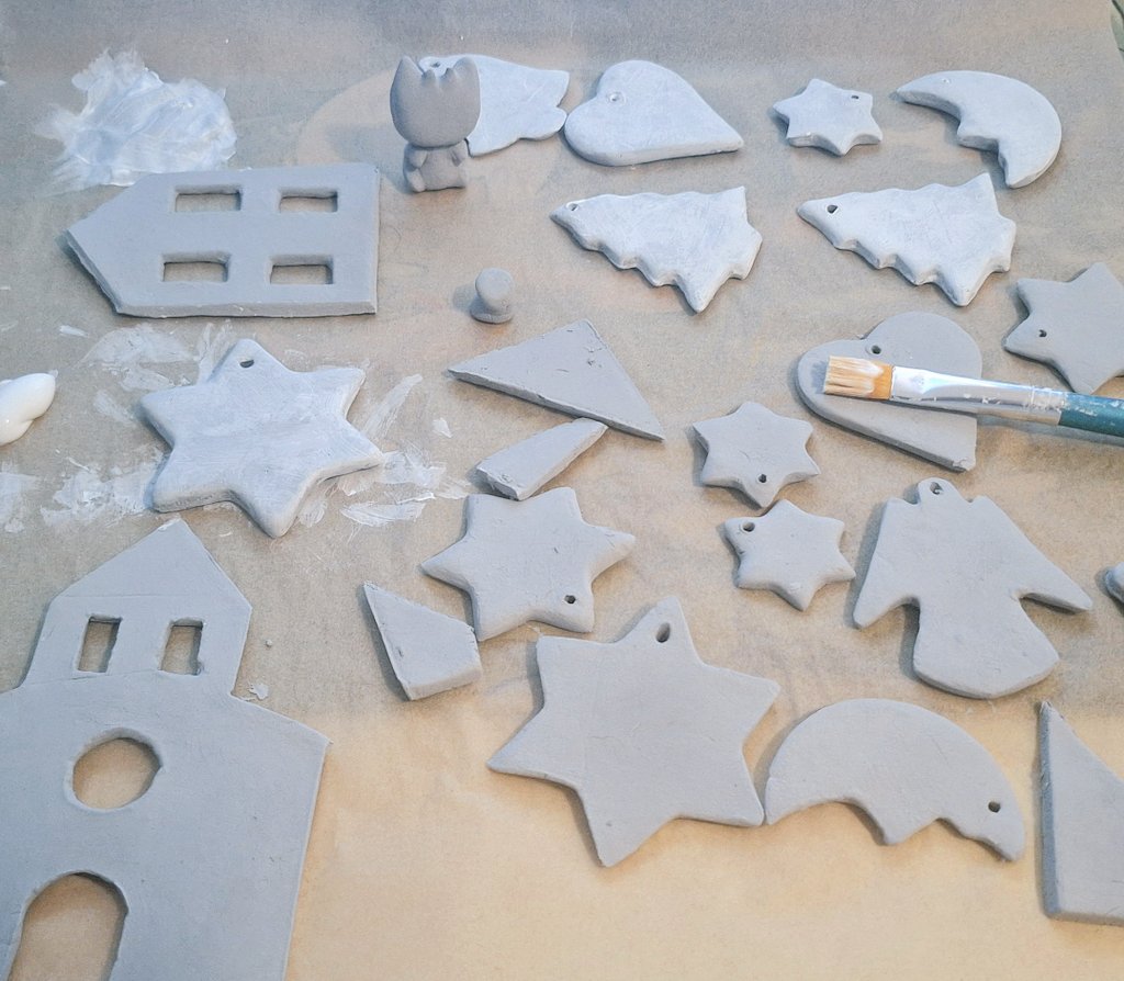 Ray_tsundere's tweet image. Since I couldn&apos;t find exactly what I was looking for in the store, I decided to make it myself. That&apos;s the process of the Christmas decoration so far. As soon as it&apos;s finished I&apos;ll post it.

#selfmade #crafting #Christmas #decoration #craft #Creative #artmoots #Christmasgift