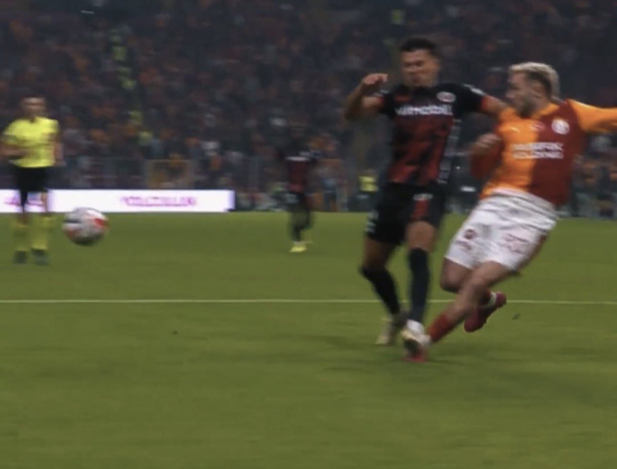 ✅ Sinan Engin: “Barış Alper’in pozisyonu net penaltı. BeIN SPORTS 38 tane kameranız var çekimleri bir düzgün verin ya.”

✅ Erman Toroğlu: “Barış’ın pozisyonu net penaltı.”

✅ Ertem Şener: “Pozisyon penaltı.”

✅ Ahmet Çakar: “Penaltı.”

✅ beIN Trio: “Penaltı.”