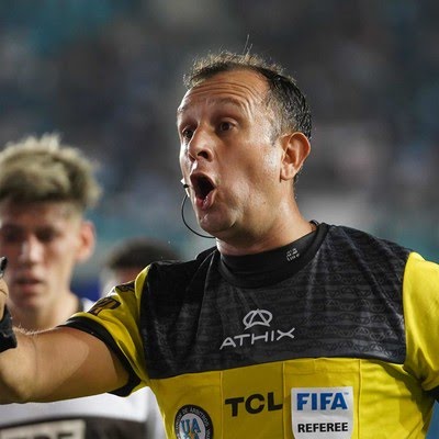 manucocor's tweet image. ⛔️ 21 de Diciembre de 2021 
Final donde ascendió  Barracas
Arbitro: Dario Herrera.🤫
⛔️ 2 de Diciembre de 2023
Final donde ascendió Riestra
Arbitro: Dario Herrera.🤔
⛔️Hoy 22 de Noviembre 2025
Final por el ascenso de Dep. Madryn
Arbitro: Dario Herrera.🤔
Se nota mucho Tapia!