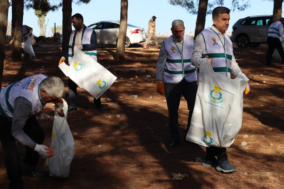 AK Parti Urfa İl Başkanı İlhami Günbegi temizliğe başlamış.
