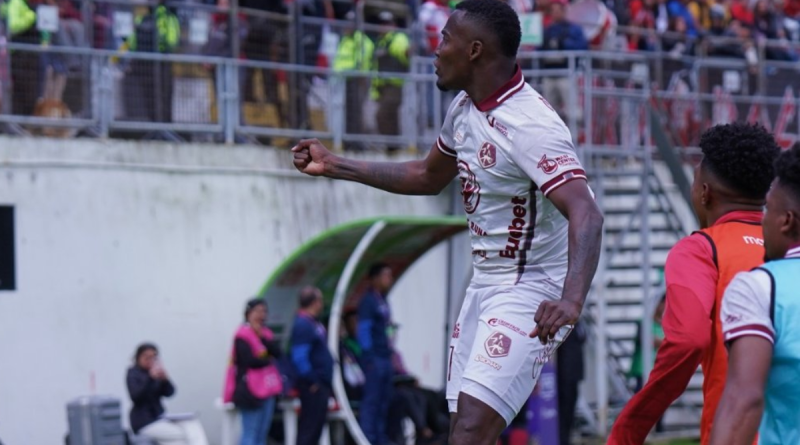 StudioFutbol's tweet image. 🏆🇪🇨 LigaPro

(VIDEO) PENILLA DA VIDA AL &apos;PONCHITO&apos;: Triunfo vital de Mushuc Runa ante T. Universitario is.gd/EmPV6x