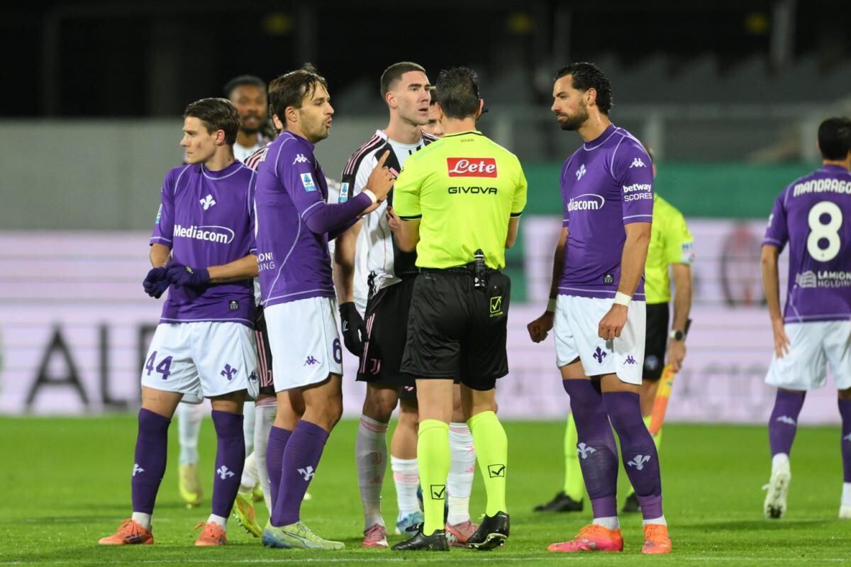 lequipe's tweet image. À deux reprises, des supporters de la Fiorentina ont entonné des chants racistes visant l&apos;attaquant serbe de la Juventus Dusan Vlahovic, ce samedi, lors du match nul entre les deux équipes en Serie A (1-1).

➡️ l.lequipe.fr/lu9