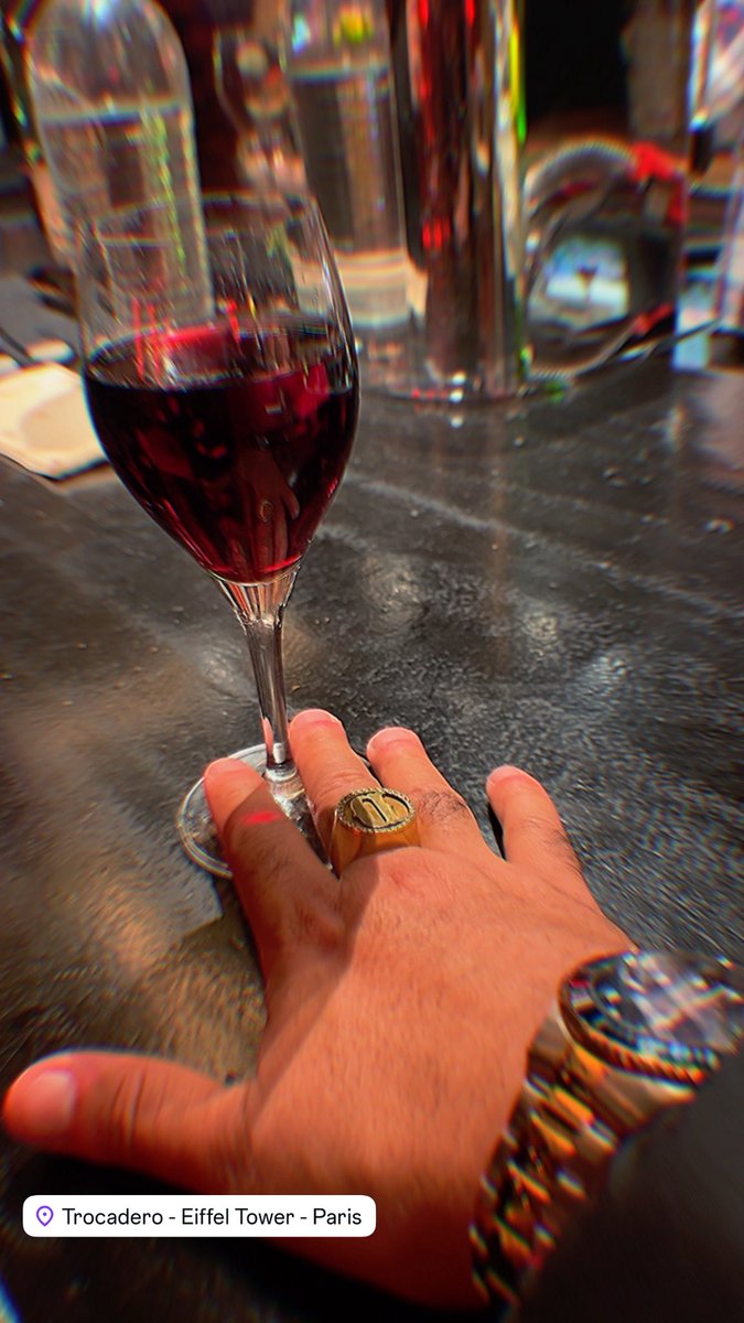 Em Paris tomando um bom Vinho!