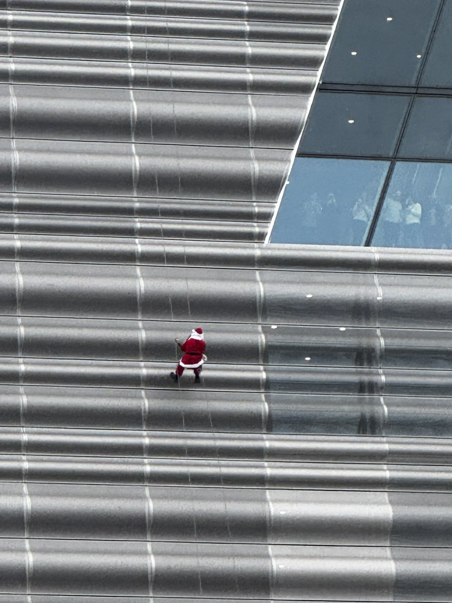 bektejan's tweet image. 🎅✨ Santa spotted climbing the Munch Museum in #Oslo today!
Getting an early start on holiday deliveries with a view!
#MunchMuseum #SantaSightings