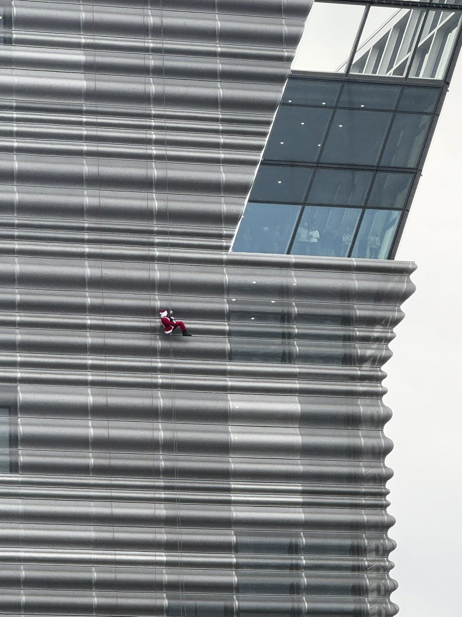 bektejan's tweet image. 🎅✨ Santa spotted climbing the Munch Museum in #Oslo today!
Getting an early start on holiday deliveries with a view!
#MunchMuseum #SantaSightings