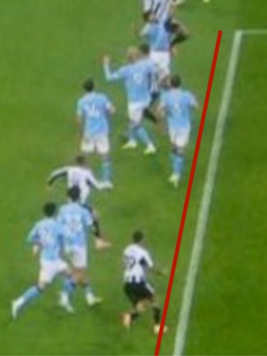 mancityfever2's tweet image. 🚨 Manchester City have grounds to SUE! 😤

The Premier League used Ruben Dias’ bicep to determine offside — not his armpit, which is what the rule actually states. 🤦🏻‍♂️

And another question nobody can answer: Why is Dias jumping in the image they used? 🤔

City have been ROBBED.