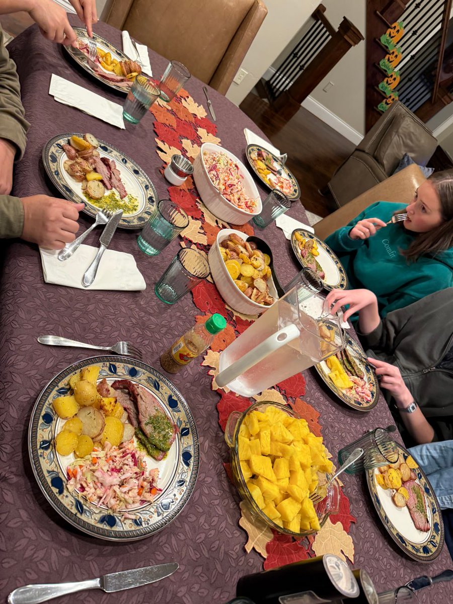 AynAHayes's tweet image. Having dinner at my uncle's place. My little niece is so shy  #familyreunion   #WeekendRoutine